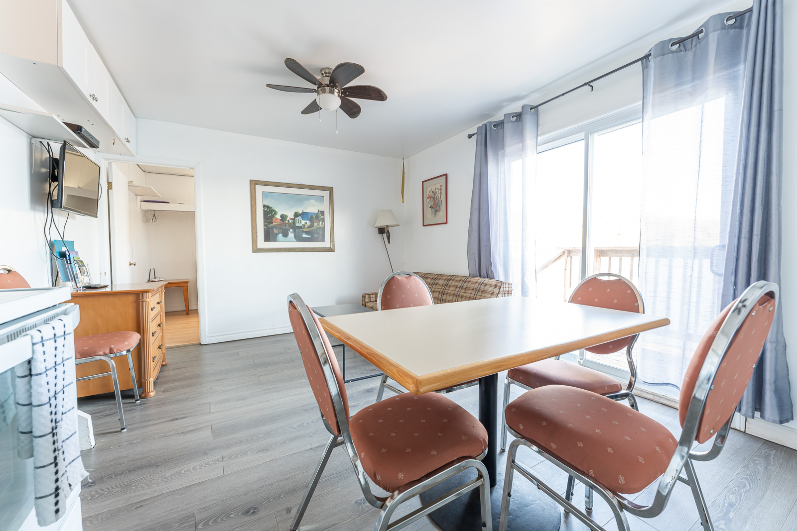 Deluxe two-bedroom cottage outdoor seating