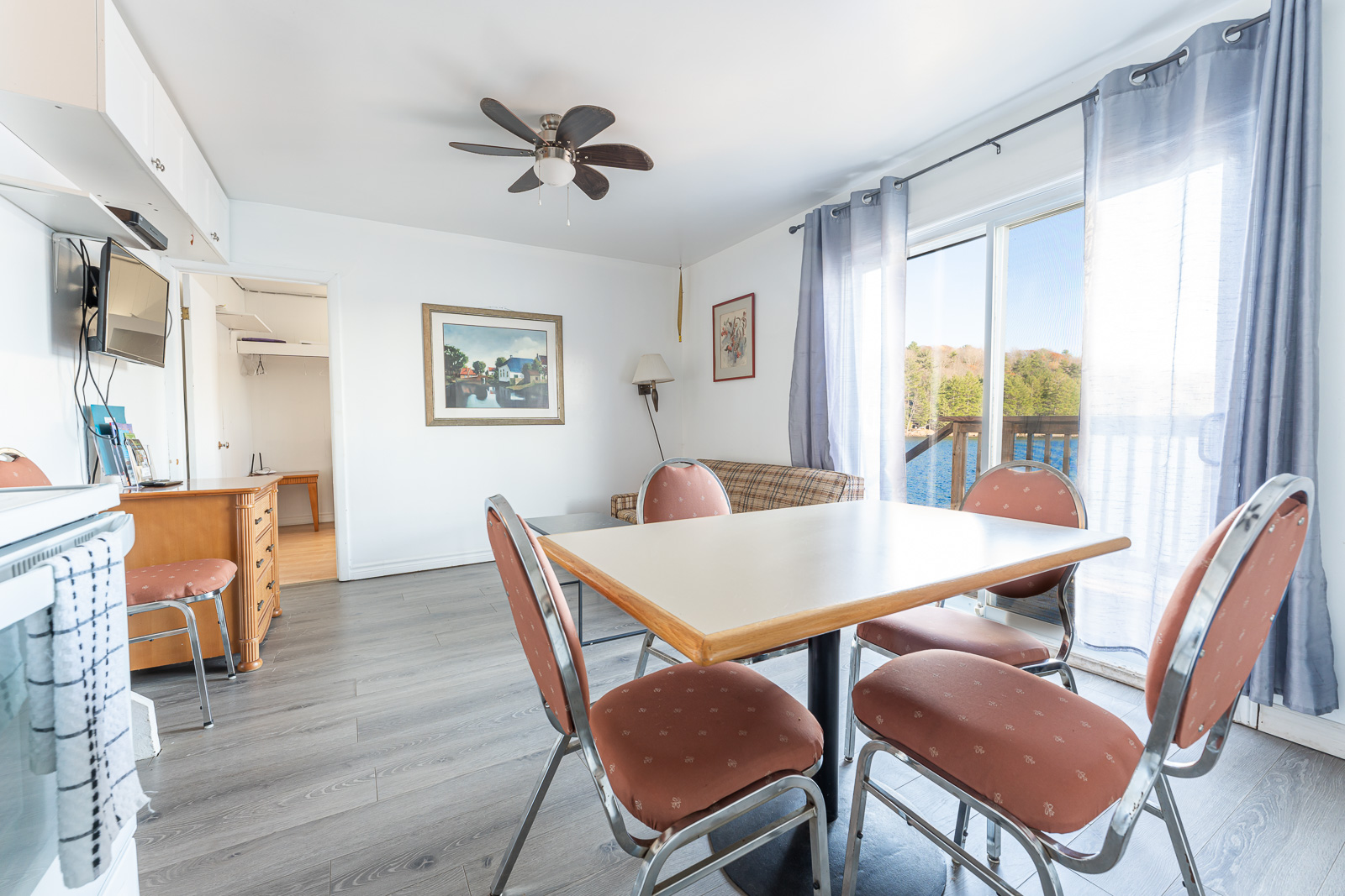 Deluxe two-bedroom cottage deck and lakeview