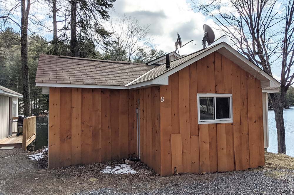 Deluxe Two Bedroom Lakefront Cottage 8